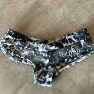 VEKKER “V” shorts size small - like new